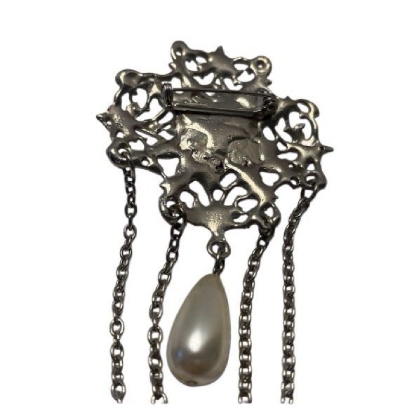 80’s Silver Tone Victorian Revival Brooch with Faux Pearls & Silver Tome Chains - Picture 4 of 4
